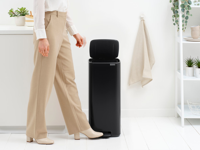 Brabantia Bo Pedal Bin 30 Liter Matt Black produkt in gebrauch