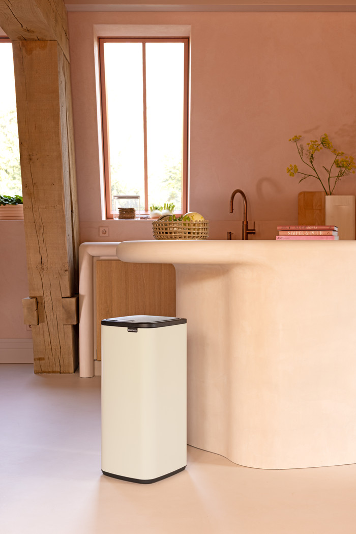Brabantia Bo Touch Bin 30:L Soft Beige product in use
