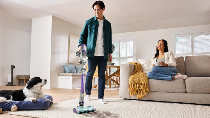 Shark PowerDetect Pet IP1251EUT product in use