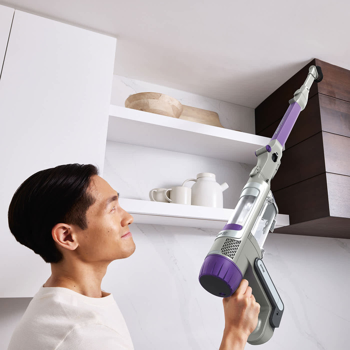 Shark PowerDetect Pet IP1251EUT product in use