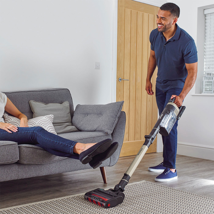 Shark Stratos IZ400EUT product in use