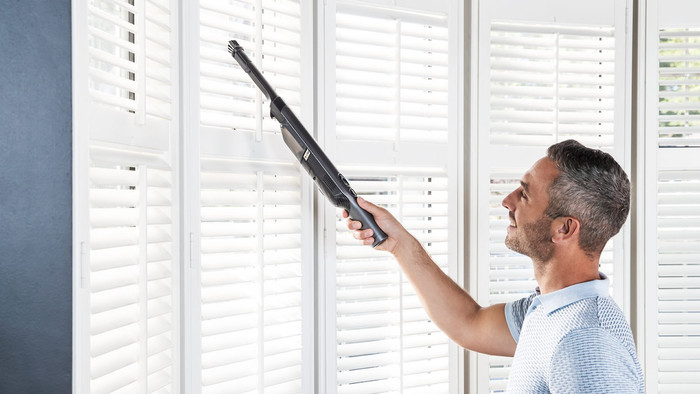 Shark WandVac 1.0 WV200EU product in use