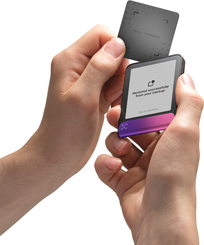 Ledger Flex inkl. Recovery Key Crimson Magenta produkt in gebrauch