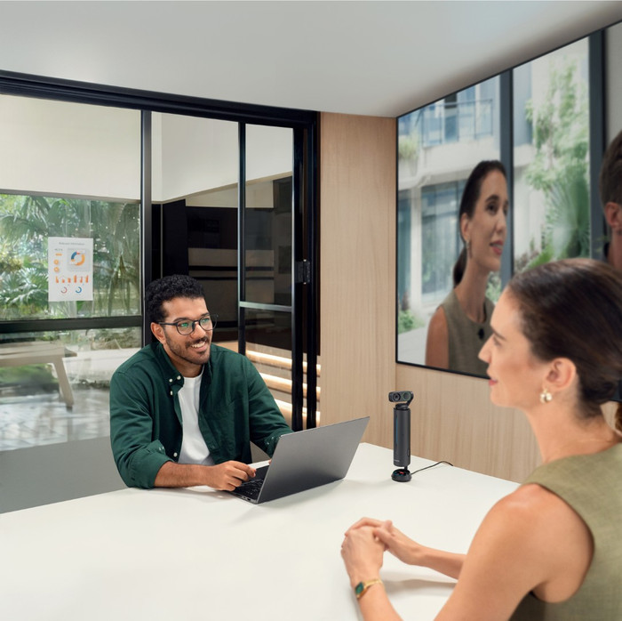 Insta360 Wave Arctic Black product in use