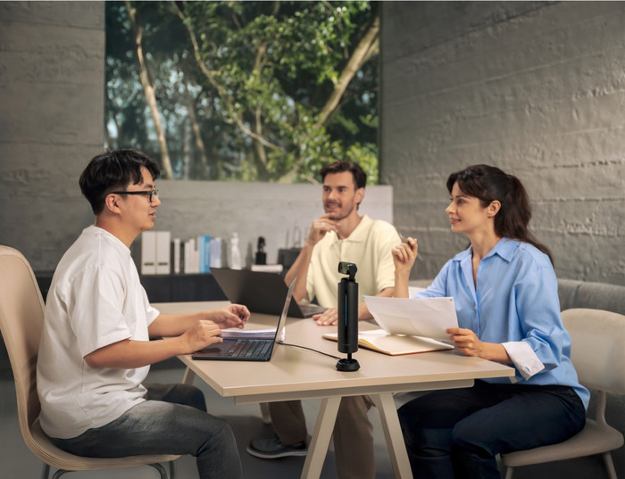 Insta360 Wave Arctic Black product in use