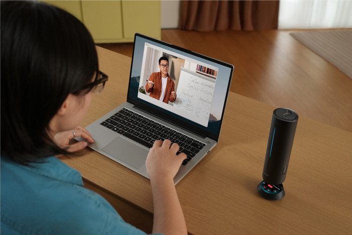 Insta360 Wave Arctic Black product in use