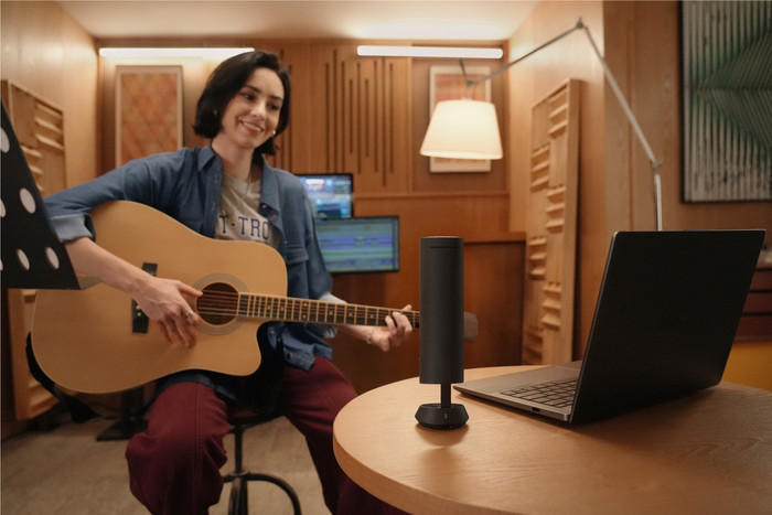 Insta360 Wave Arctic Black product in use