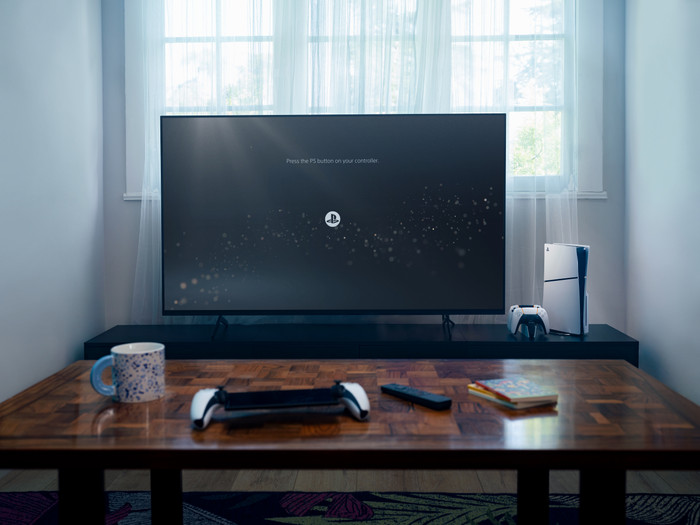 PlayStation 5 Portal Remote Player Midnight Black produkt in gebrauch