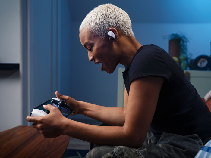 PlayStation 5 Portal Remote Player Midnight Black produkt in gebrauch