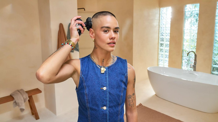 Philips Headshaver Series 5000 HS5980/15 product in use