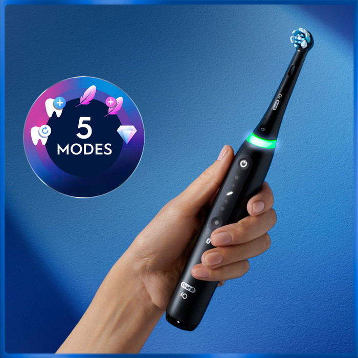 Oral-B iO 5N Schwarz und Weiß Doppelpack produkt in gebrauch