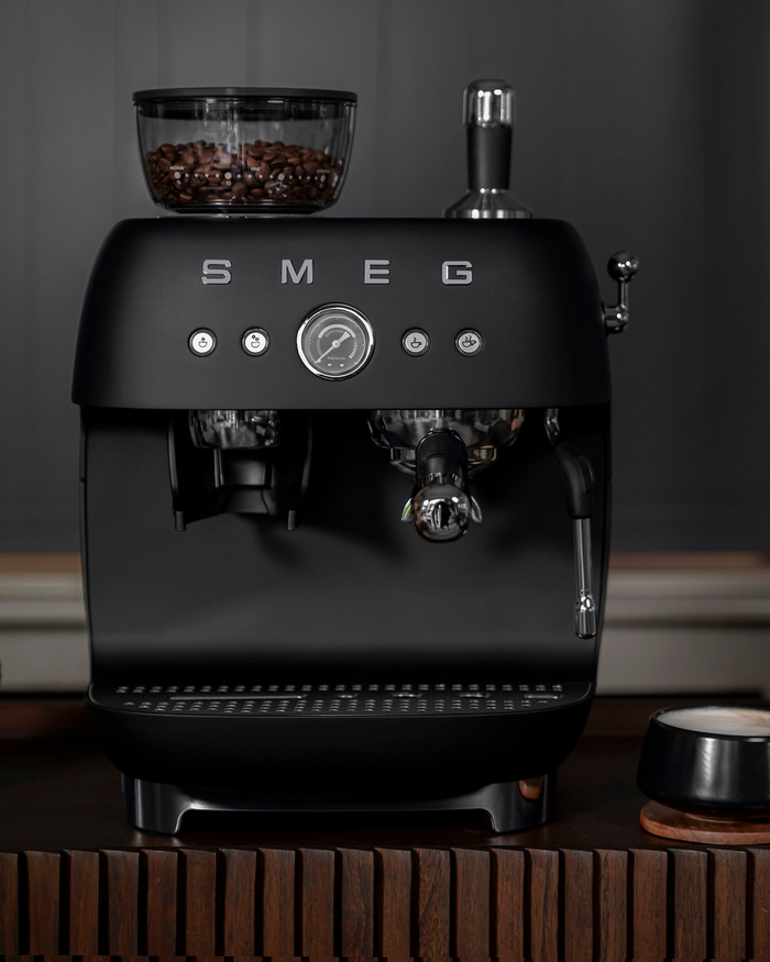 SMEG EGF03BLMEU Mattschwarz produkt in gebrauch