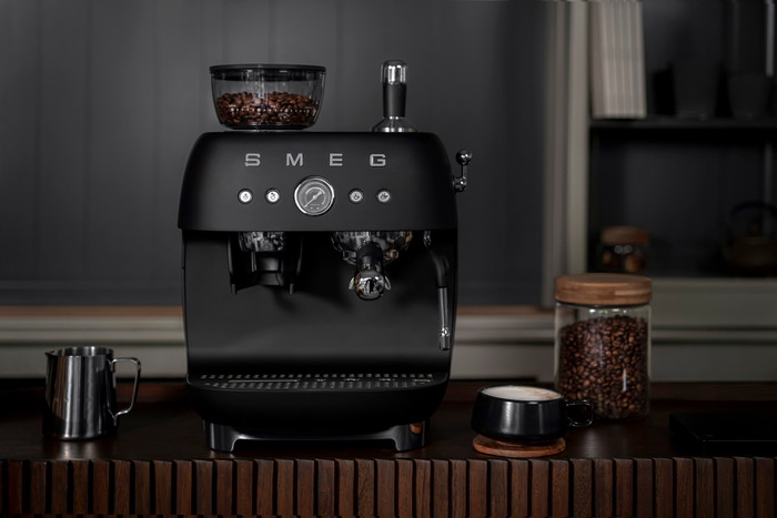 SMEG EGF03BLMEU Mattschwarz produkt in gebrauch