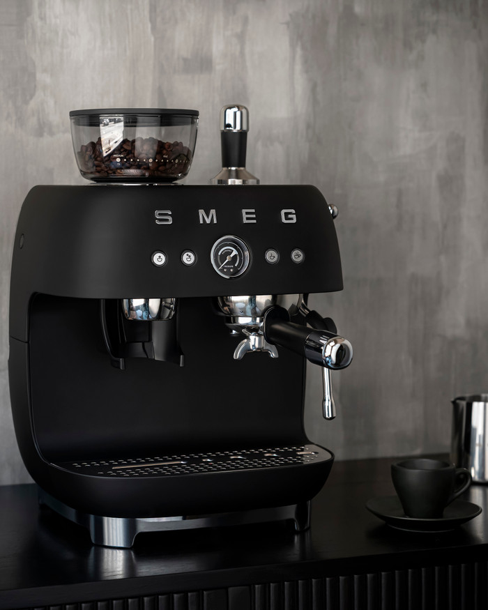 SMEG EGF03BLMEU Mattschwarz produkt in gebrauch