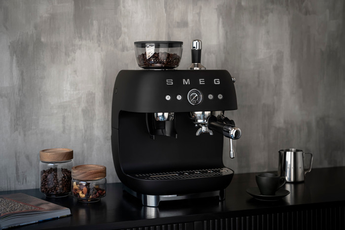 SMEG EGF03BLMEU Mattschwarz produkt in gebrauch