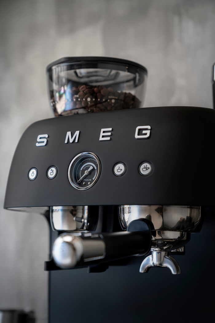 SMEG EGF03BLMEU Mattschwarz produkt in gebrauch