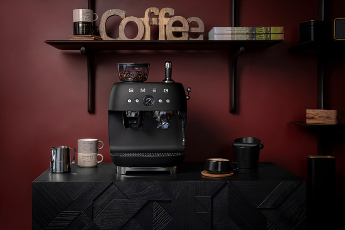 SMEG EGF03BLMEU Mattschwarz produkt in gebrauch