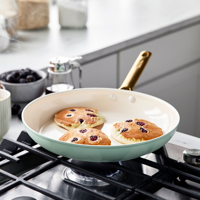 GreenPan Padova Topf- und Pfannenset 10-teilig Mint Green produkt in gebrauch