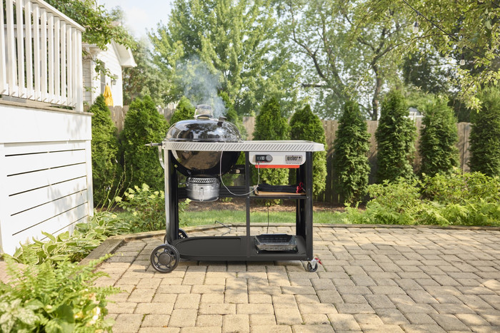 Weber Performer Premium Smart product in use