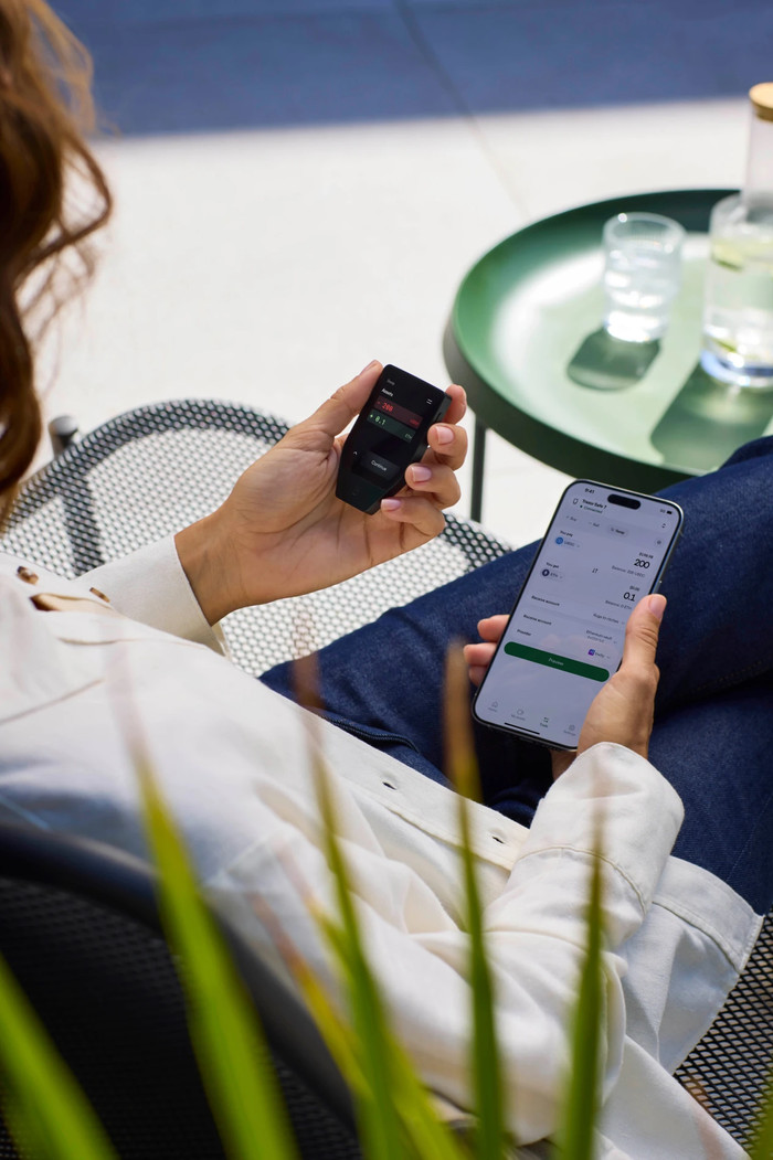 Trezor Safe 7 - Charcoal Black produkt in gebrauch