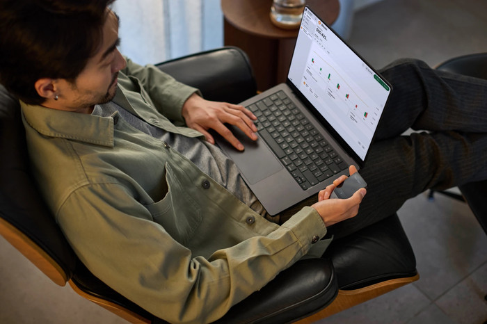 Trezor Safe 7 - Charcoal Black produkt in gebrauch