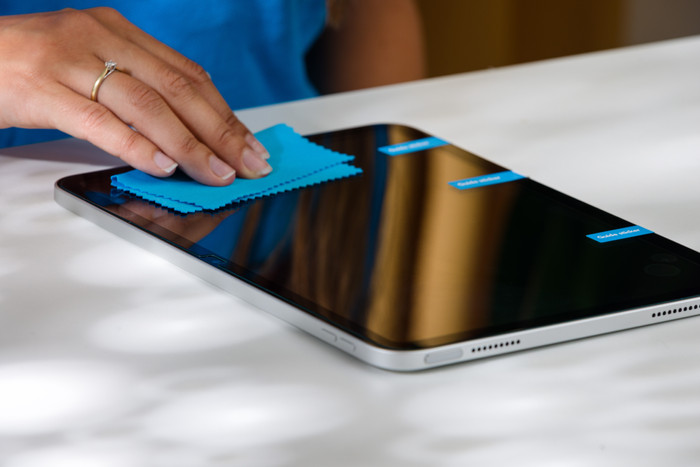 BlueBuilt Apple iPad Air 11 inches (2025/2024) Screen Protector Glass product in use