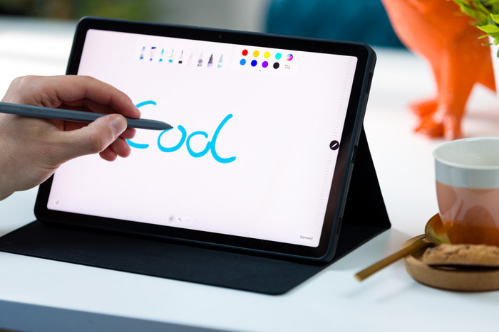 BlueBuilt Samsung Galaxy Tab S9 / S9 FE / S10 FE / S10 Lite Book Case Schwarz produkt in gebrauch