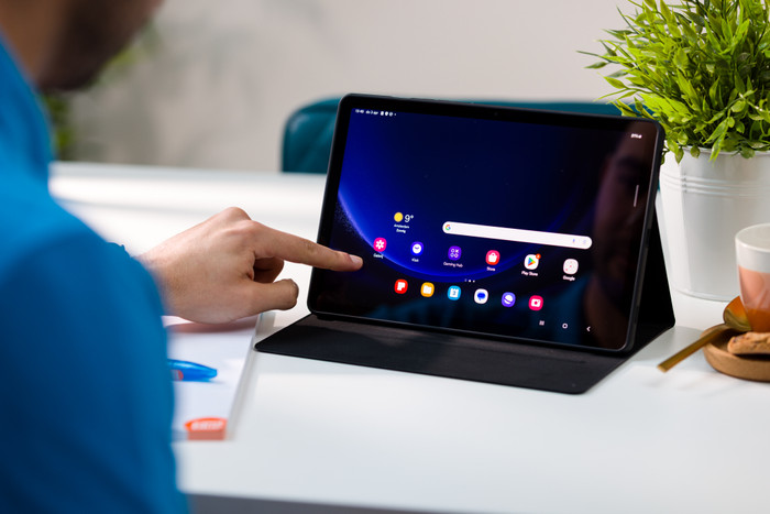 BlueBuilt Samsung Galaxy Tab S9 / S9 FE / S10 FE / S10 Lite Book Case Schwarz produkt in gebrauch