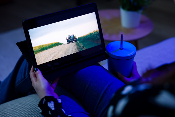 BlueBuilt Samsung Galaxy Tab S9 / S9 FE / S10 FE / S10 Lite Book Case Blau produkt in gebrauch