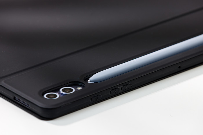 BlueBuilt Samsung Galaxy S9 Ultra / S10 Ultra Book Case Black product in use