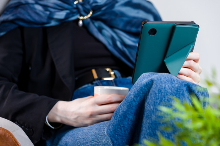 BlueBuilt Kobo Clara BW/Colour Book Case Green product in use