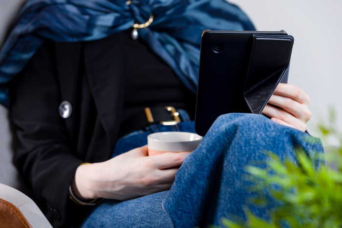 BlueBuilt Kobo Clara BW / Colour Book Case Schwarz produkt in gebrauch