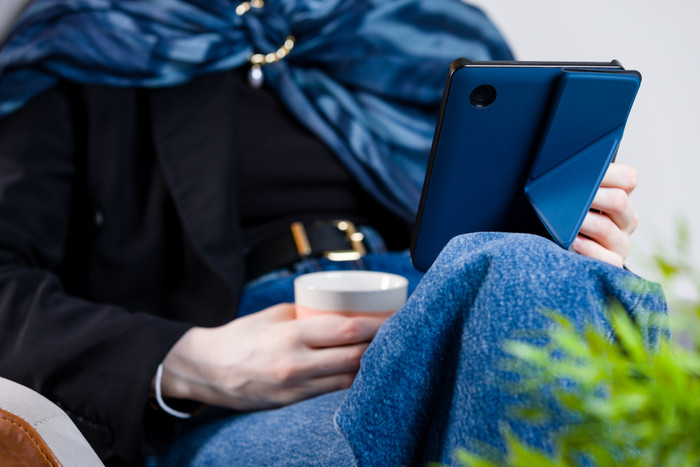 BlueBuilt Kobo Clara BW / Colour Book Case Blau produkt in gebrauch