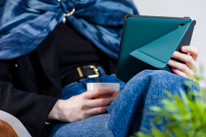 BlueBuilt Kobo Libra Colour Book Case Grün produkt in gebrauch