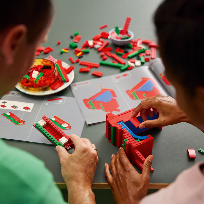 LEGO Art LOVE 31214 product in use