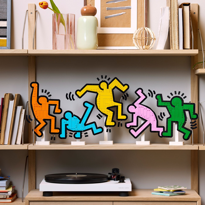 LEGO Art Keith Haring Dancing Figures 31216 product in use