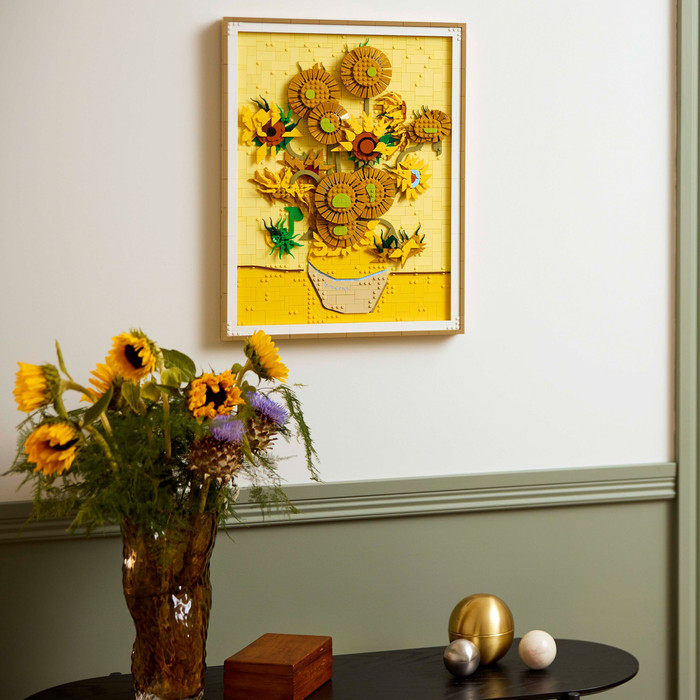 LEGO Art Vincent van Gogh Sunflowers 31215 product in use