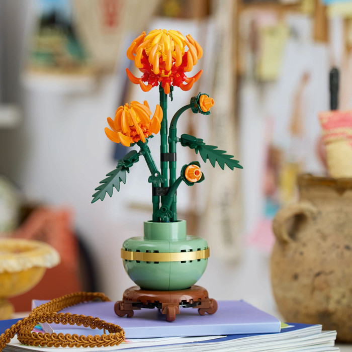 LEGO Botanicals Chrysanthemum 10368 product in use