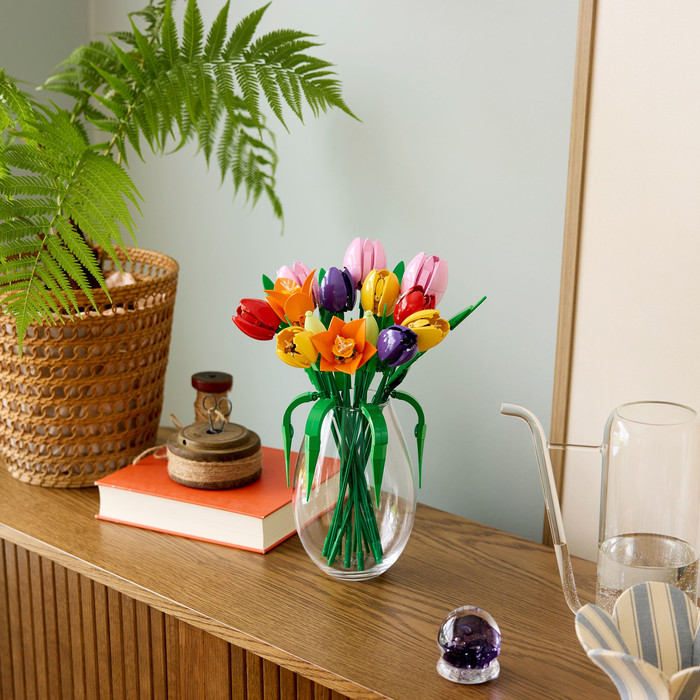 LEGO Botanicals Tulip Bouquet 11501 product in use