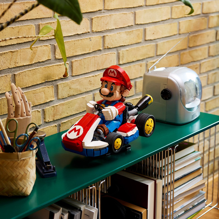 LEGO Super Mario: Mario Kart Mario und Standard-Kart 72037 produkt in gebrauch