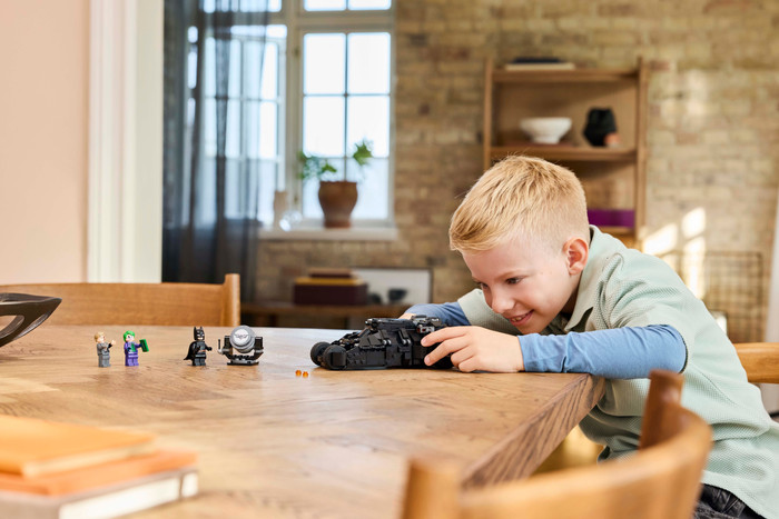 LEGO DC Batman Tumbler vs Two-Face en The Joker 76303 product in use