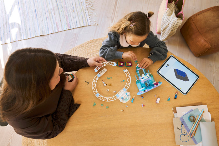 LEGO Disney Elsas Schlittenfahrt um den Eispalast 43281 produkt in gebrauch