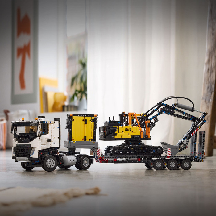 LEGO Technic Volvo FMX LKW mit EC230 Electric Raupenbagger 42175 produkt in gebrauch