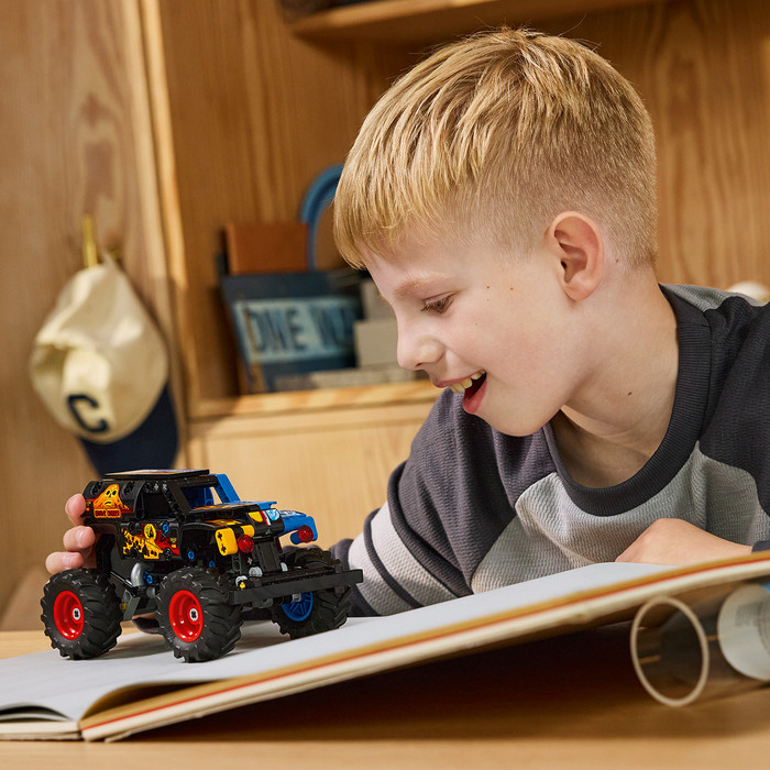 LEGO Technic Monster Jam Grave Digger Feuer und Eis 42219 produkt in gebrauch