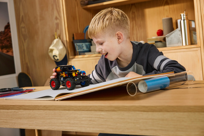 LEGO Technic Monster Jam Grave Digger Feuer und Eis 42219 produkt in gebrauch