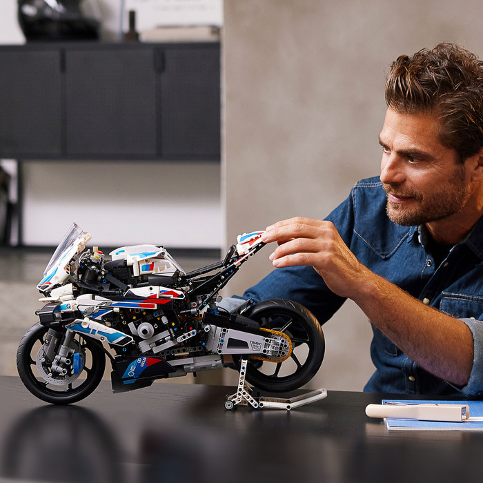 LEGO Technic BMW M 1000 RR 42130 produkt in gebrauch