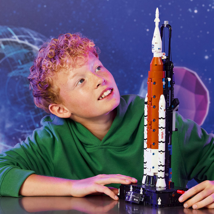 LEGO Technic NASA Artemis SLS-Schwerlastrakete 42221 produkt in gebrauch