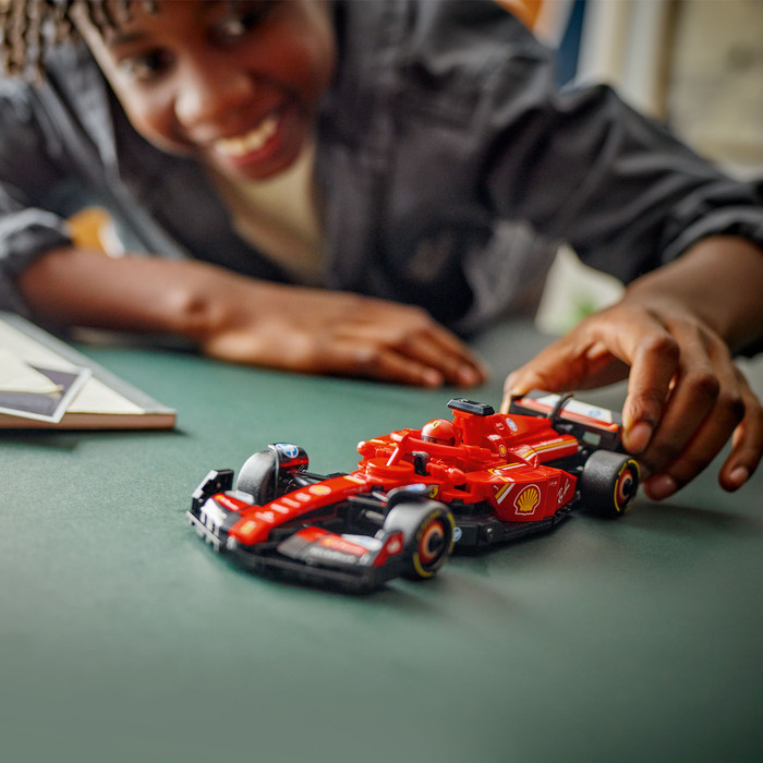 LEGO Speed Champions Ferrari SF-24 F1 Rennwagen 77242 produkt in gebrauch