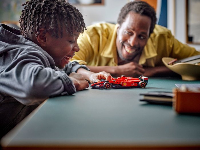 LEGO Speed Champions Ferrari SF-24 F1 Rennwagen 77242 produkt in gebrauch