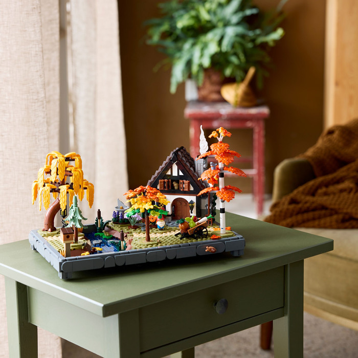 LEGO Icons Autumn Cottage Garden 11372 product in use